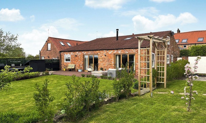 Sutton-in-Ashfield Cottage | Inviting 3 Bedroom Getaway in Teversal with Breakfast