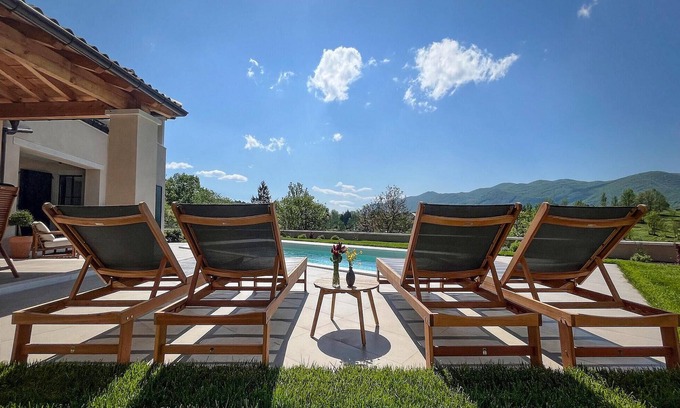 Vele Mune House | Discover 3-Bedroom Retreat in Vele Mune with Pool & Spa