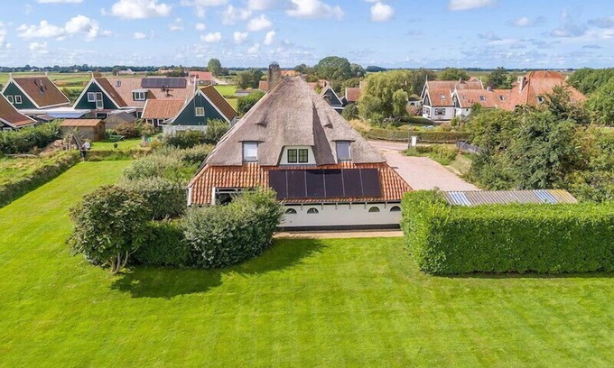 Oosterend Apartment | Spacious 3 Bedroom Retreat in Oosterend with Breakfast