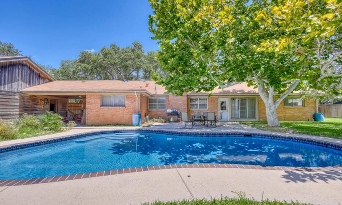 Ingleside House | Family-Friendly 3 Bedroom Stay with Pool in Ingleside