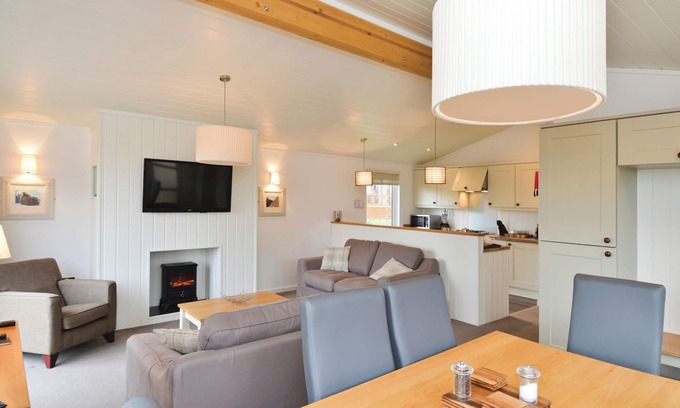 Cheddar Ski Chalet | Spacious 3-Bedroom Retreat in Cheddar with Pool & Spa