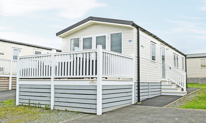 Heysham Cottage | Spacious 3-Bedroom Stay with Oceanfront Views in Heysham