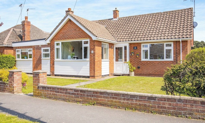 Lincoln Cottage | Family-Friendly 3 Bedroom Stay in Lincoln with Breakfast