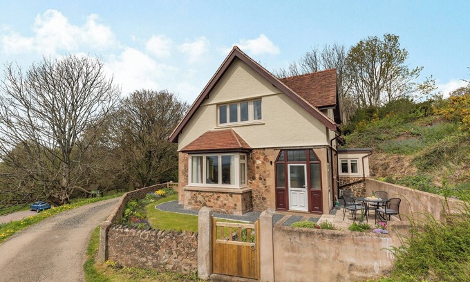 Malvern Cottage | Cozy 3-Bedroom Retreat with Lake View in Malvern
