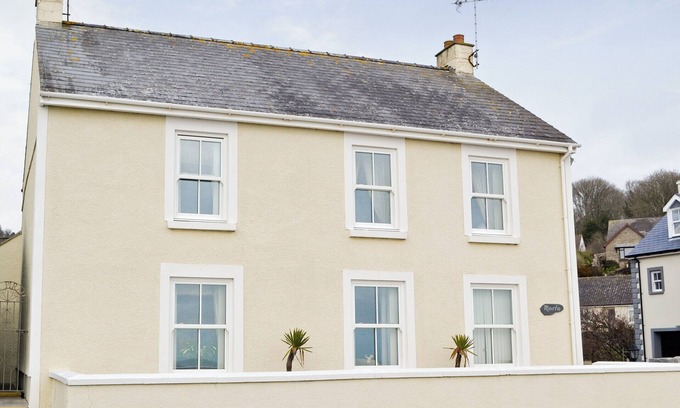 Amroth Cottage | Oceanfront 3-Bedroom Retreat in Amroth – Guest Rated 10/10