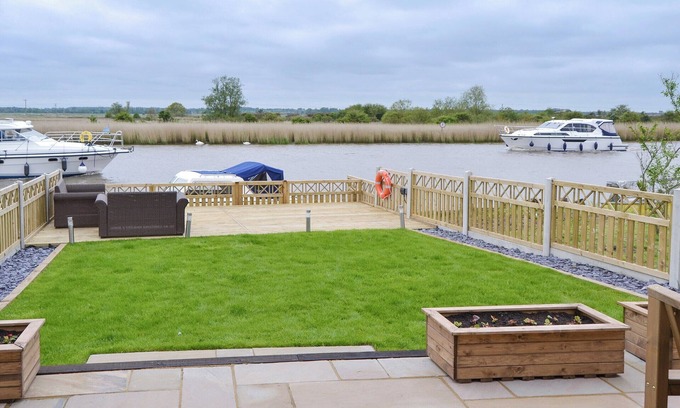 Reedham Cottage | Perfect 3-Bedroom Retreat in Reedham - Pet Friendly & Lake View