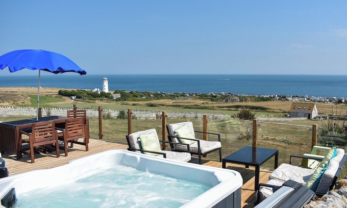 Southwell Cottage | Comfortable 3 Bedroom Retreat in Portland, Near Weymouth