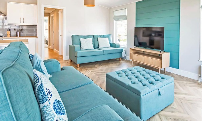 Swanage House | Inviting Lodge-Style Retreat with Spa and Hot Tub Amenities