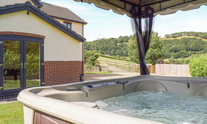 Tirabad Cottage | Inviting 3-Bedroom Retreat in Heyope with Spa & Lake View