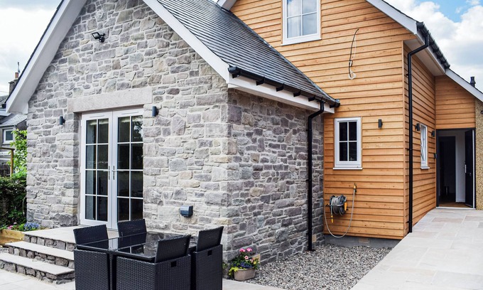 Crieff Cottage | Immaculate 3 Bedroom Retreat in Crieff with Spa & Views