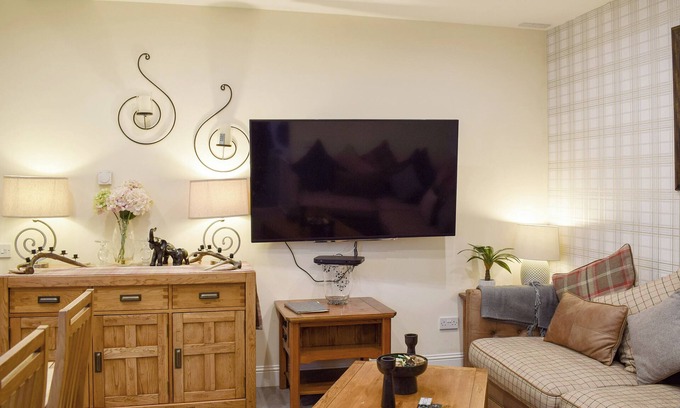 Crieff Cottage | Top-Rated 3 Bedroom Retreat with Spa & Lake Views in Crieff