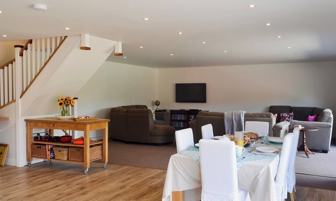 Farnham Cottage | Ideal 3-Bedroom Retreat in Farnham with Lake Views
