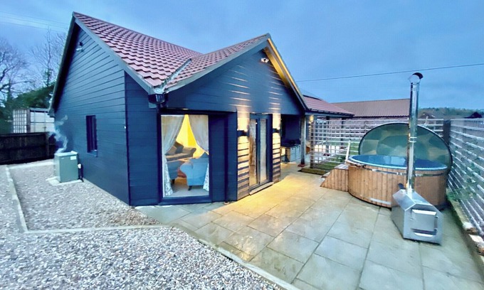 Foxley Cottage | Comfortable 3 Bedroom Retreat in Foxley with Hot Tub