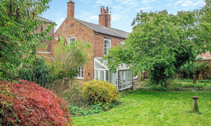 Louth Cottage | Comfortable 3 Bedroom Stay in Louth with Lake View
