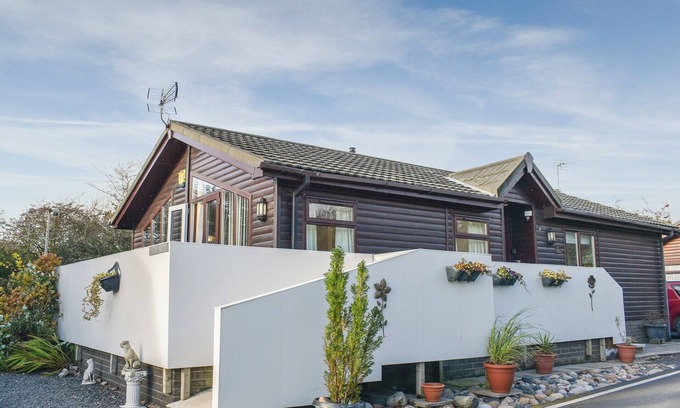 Millom Cottage | Family-Friendly 3 Bedroom Retreat in Haverigg with Ocean View