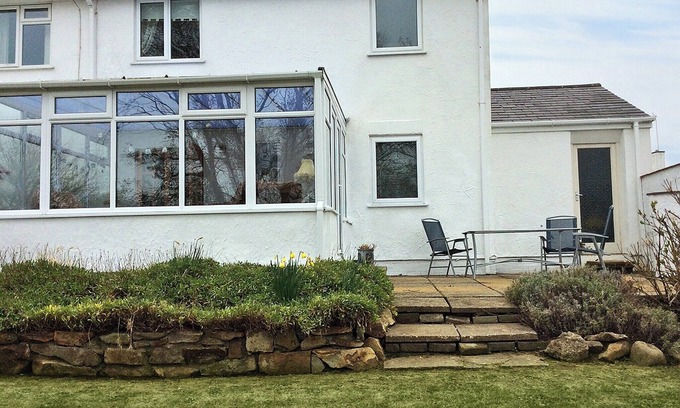 Edern Cottage | Discover a Beachside Retreat with Ocean Views and Amenities