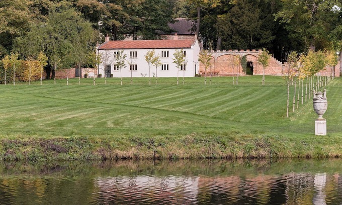 Brampton Cottage | Escape to a Serene Cottage with Lake Views and Breakfast