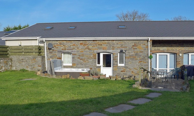 Loughor Cottage | Inviting 3-Bedroom Retreat in Llangennech with Ocean Views