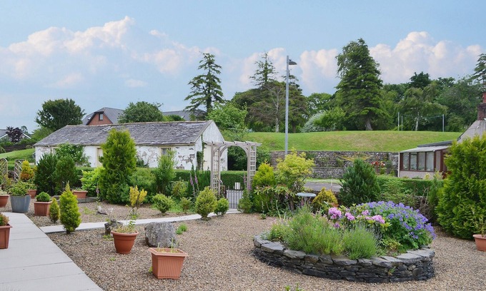 Annan Cottage | Spacious 3 Bedroom Retreat in Brydekirk with Lake Views