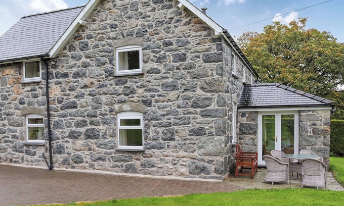 Bala Cottage | Scenic Farmhouse Retreat with Lake Views and Family Amenities