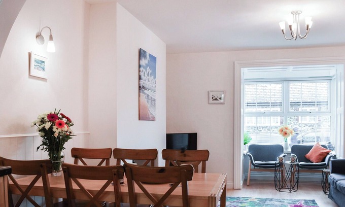 Bude Cottage | Coastal 3-Bedroom Retreat with Ocean Views in Bude