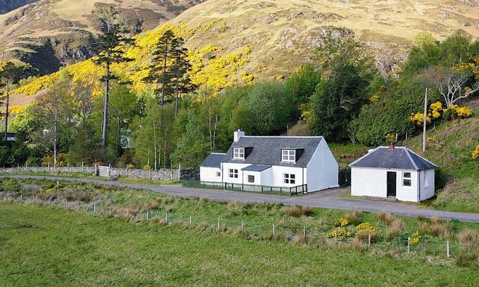 Arnisdale Cottage | Cozy 3-Bedroom Retreat with Ocean Views in Arnisdale