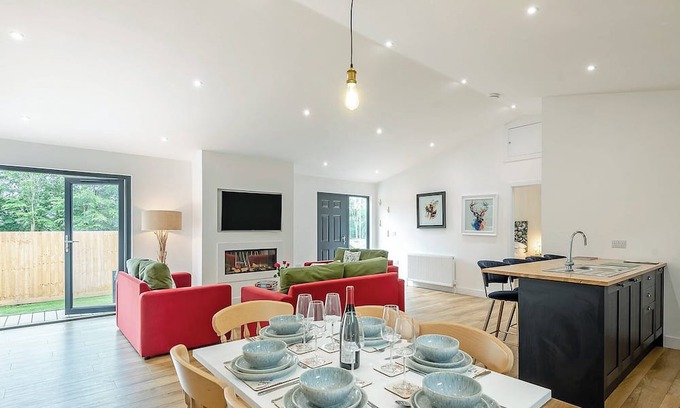 Skegness Ski Chalet | Comfortable 3-Bedroom Stay in Orby with Spa & Hot Tub