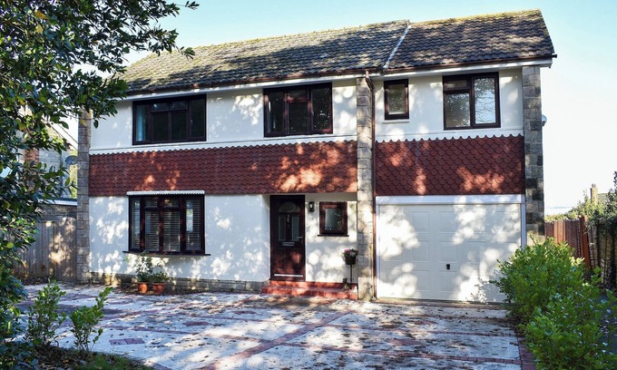 Ryde Cottage | Spacious 3 Bedroom Retreat with Ocean View in Ryde