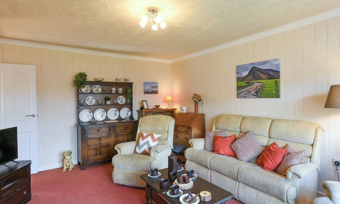 Bryn-crug Cottage | Cozy Retreat in Bryncrug - Guest Rated 10/10 with Ocean Views