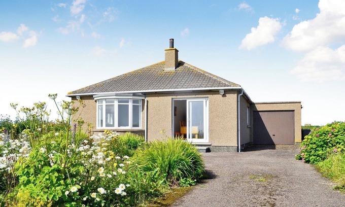 Keiss Cottage | Spacious 3-Bedroom Stay in Keiss with Oceanfront Views