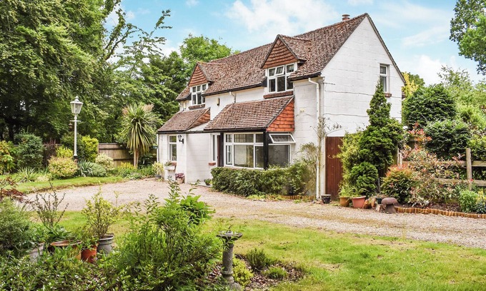 New Forest District Cottage | Inviting 3 Bedroom Retreat in Woodgreen, Fordingbridge