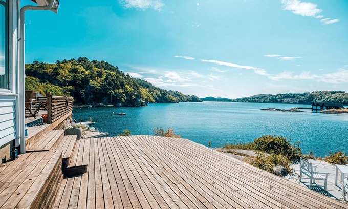 Farsund House | Spacious 3-Bedroom Accommodation with Ocean & Lake Views