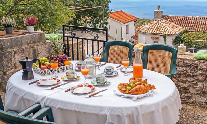 Cres House | Two-Floor Oceanfront Retreat with 10/10 Guest Rating