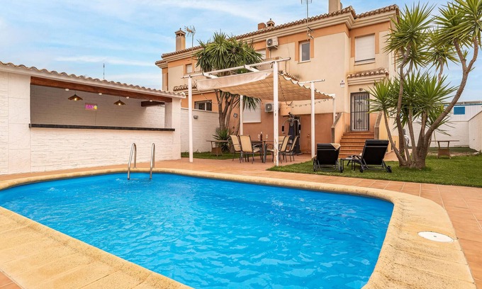 Padul House | Relaxing Getaway with Pool, Spa & Family-Friendly Amenities