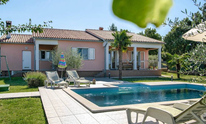 Rogocana House | Ideal 3 Bedroom Stay in Breg Ivanovci with Pool & Spa
