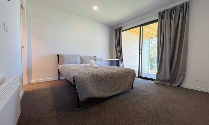 Kingston House | Family-Friendly 3 Bedroom Apartment in Kingston Awaits