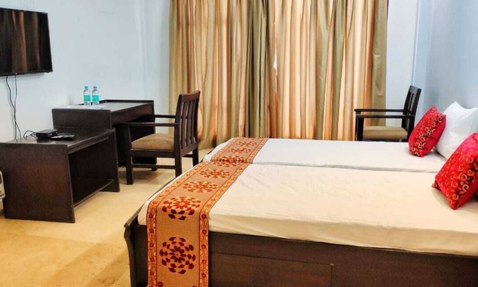 Noida Apartment | Comfortable 3 Bedroom Apartment in Noida with Kitchen
