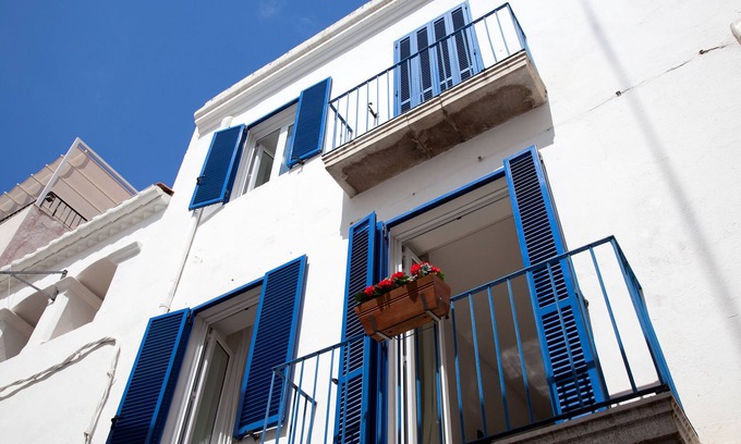 Sitges Town Center Apartment | Beachfront 3 Bedroom Apartment with Balcony & Ocean View