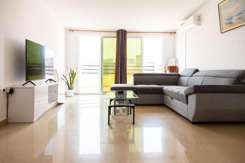 Praia Apartment | Family-Friendly 3 Bedroom Apt with Free WiFi & AC
