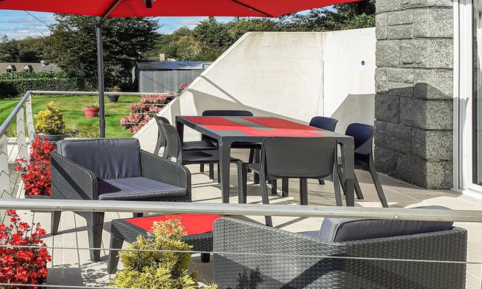 Saint-Carreuc House | Cozy Retreat: Pet-Friendly Home with Lake View and Spa
