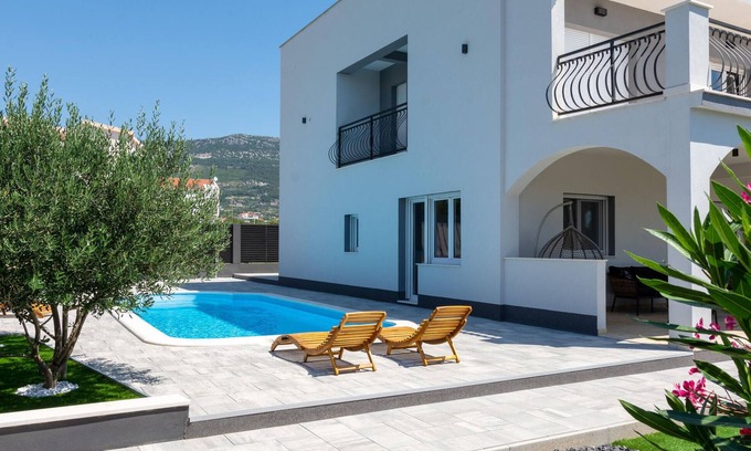 Kastel Novi House | Inviting Vacation Apartment with Pool and Ocean Views