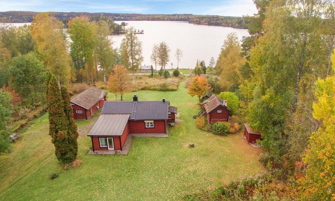 Grythyttan House | Discover an Idyllic Cottage with Lake Views and Pet-Friendly Stay