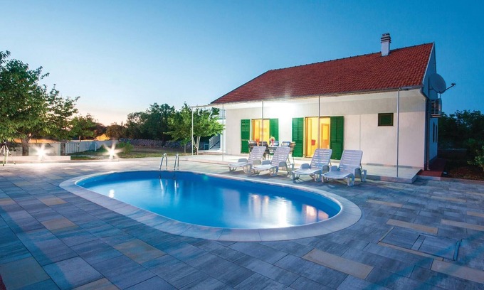 Gradina House | Relaxing Getaway with Pool in a Peaceful Village Retreat