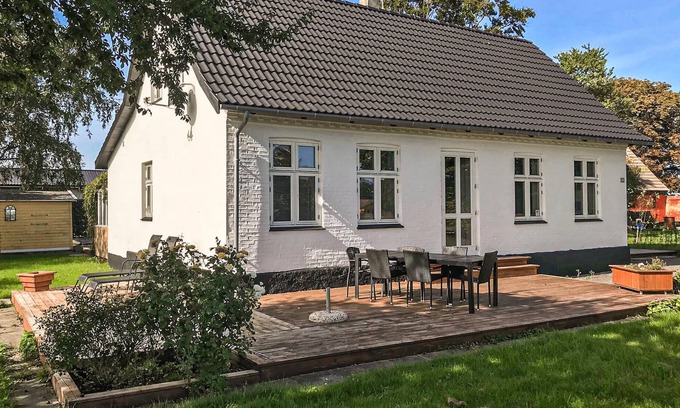Nexo House | Unwind in 3-Bedroom Accommodation with Oceanfront Views