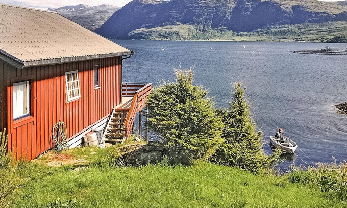 Vagsoy House | Cozy Cottage with Lake View and Spa Getaway
