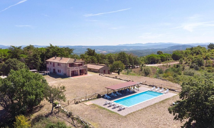 Sassetta House | Pet-Friendly 3 Bedroom Stay with Pool & Lake View in Sassetta