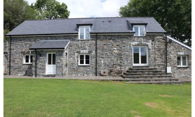 Betws Gwerfil Goch House | Cozy 3 Bedroom Barn Conversion with Garden Views