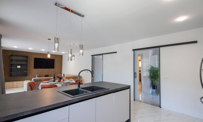 Pucisca House | Spacious 3-Bedroom Accommodation in Pucisca with Spa