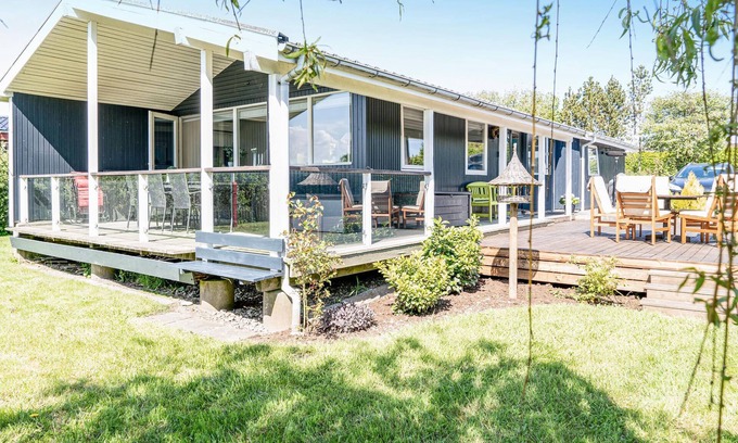Flovt Strand House | Top-Rated 3 Bedroom Retreat with Oceanfront Views