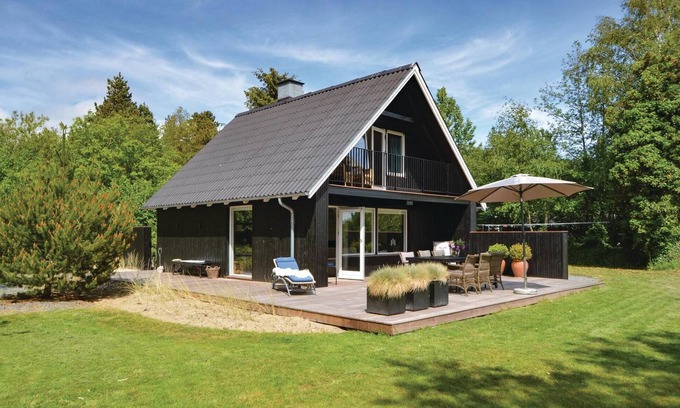 Ho House | Cozy 3 Bedroom Getaway in Blåvand with Oceanfront Views